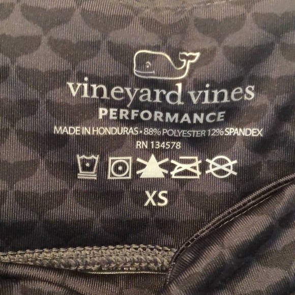 Vineyard Vines performance capris - Picture 1 of 3